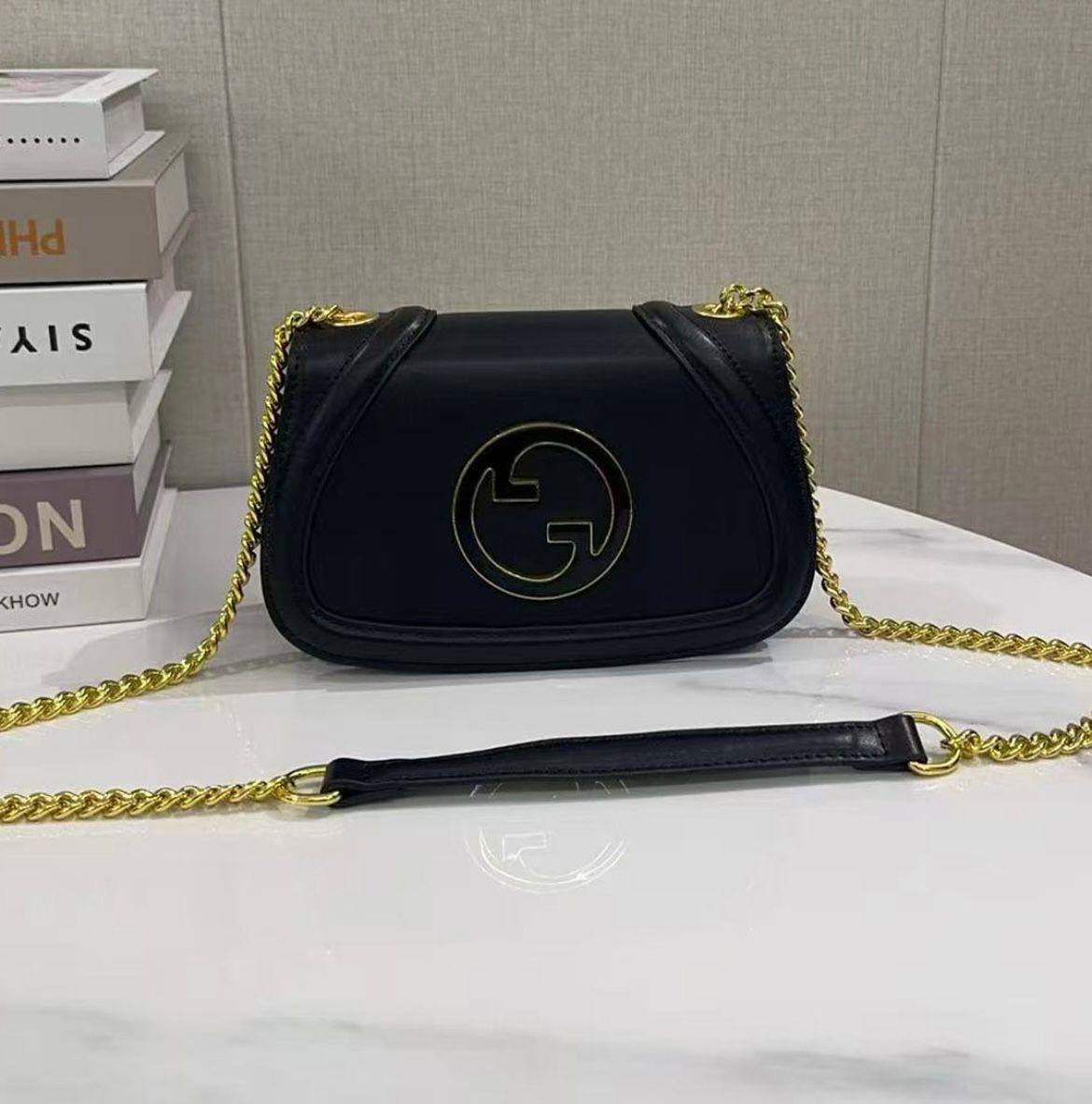 Guuci 
Best quality 

with box’s
🎁🎁🎁

110 dhs✅
size 21 CM

Zain290
♥️♥️♥️