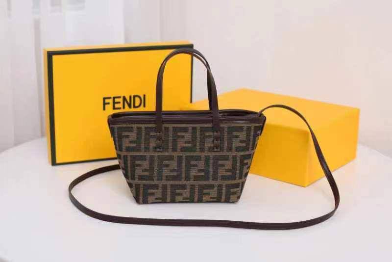 Fendi
with box
🎁🎁🎁

85 dhs✅

Zain143
♥️♥️♥️