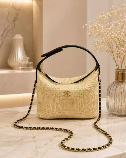 CHANEL 
 GOOD QUALITY 
WITH BOX  
110 dhs🇦🇪🇦🇪

Zain295
♥️♥️♥️