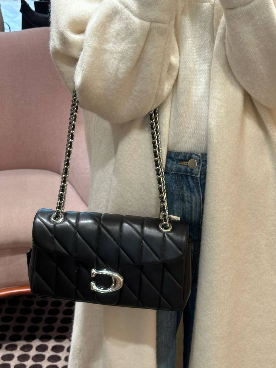 COACH 
 GOOD QUALITY 

WITH BOX 
🎁🎁🎁

120 dhs✅
Size: 25 cm

Zain39
♥️♥️♥️