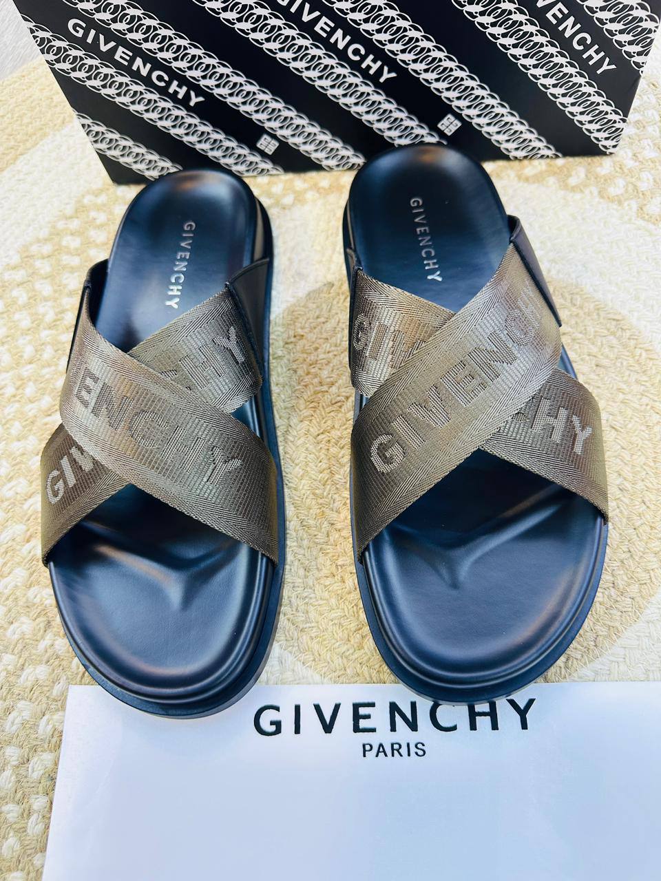 Slippers
High quality 
size 40-46 
200 dhs🪙🌨️

Zain132
♥️♥️♥️