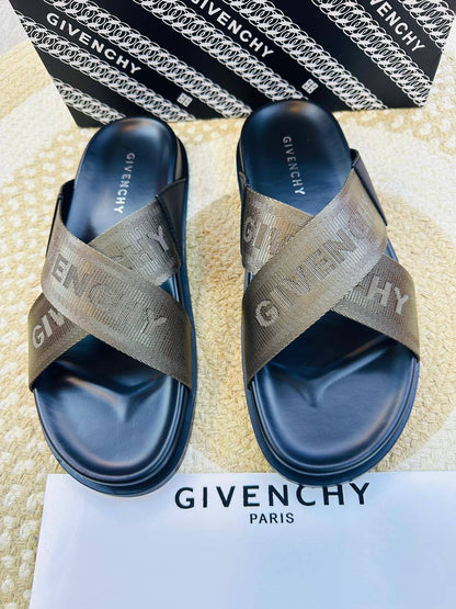 Slippers
High quality 
size 40-46 
200 dhs🪙🌨️

Zain132
♥️♥️♥️