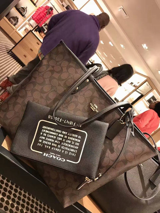 Coach
90 dhs🪙🌨️
size：42cm
Good quality 

with box
🎁🎁🎁

Zain35
Zain26
♥️♥️♥️