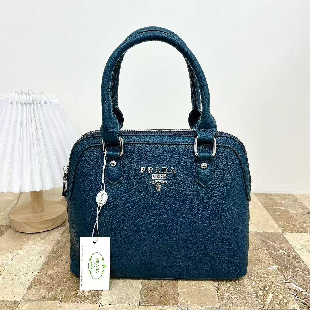 Prada
75 dhs💓

Zain232
♥️♥️♥️