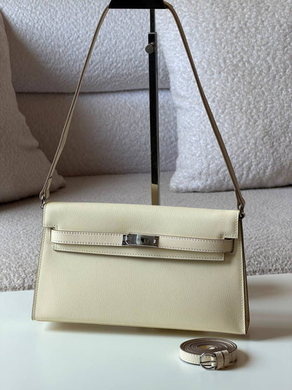 Hermes

 elan 27cm💥Master quality ✅with box📦

380 dhs✅

Zain52
♥️♥️♥️
