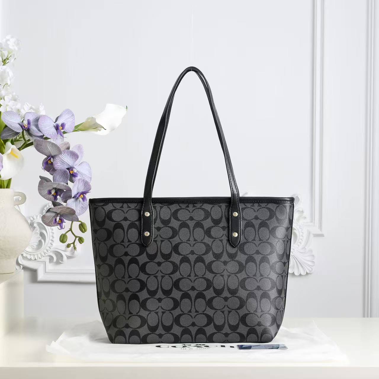 Coach
90 dhs✅
size 38×10×26cm

Zain42
♥️♥️♥️