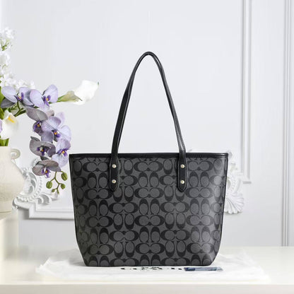 Coach
90 dhs✅
size 38×10×26cm

Zain42
♥️♥️♥️