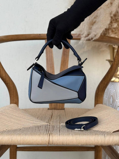 LOEWE

18cm

340 dhs🪙🌨️
Top quality 

With box🎁

Zain167
♥️♥️♥️
