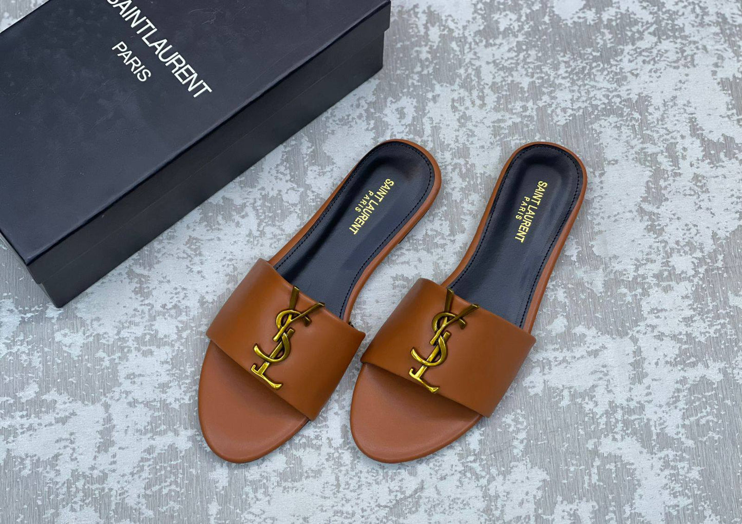 YSL 
SLIPPERS NEW DESIGN 

Size 36 to 41

90 dhs🌺

Zain175
♥️♥️♥️