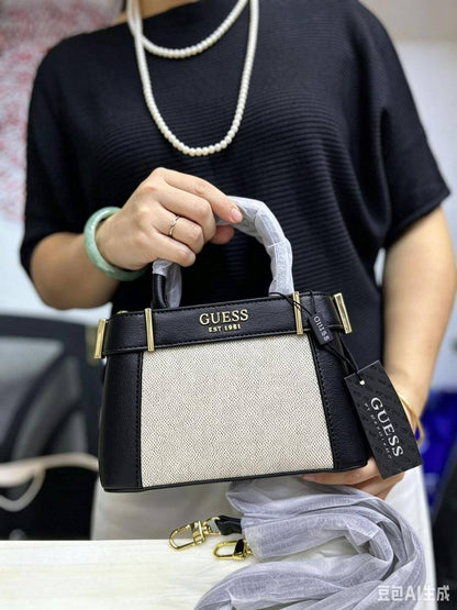 🌹 Guess Hanbag
1⃣️ First quality +🎁
size : 21 * 13 * 7 cm
100 dhs✅
with box 🎁

Zain115
♥️♥️♥️