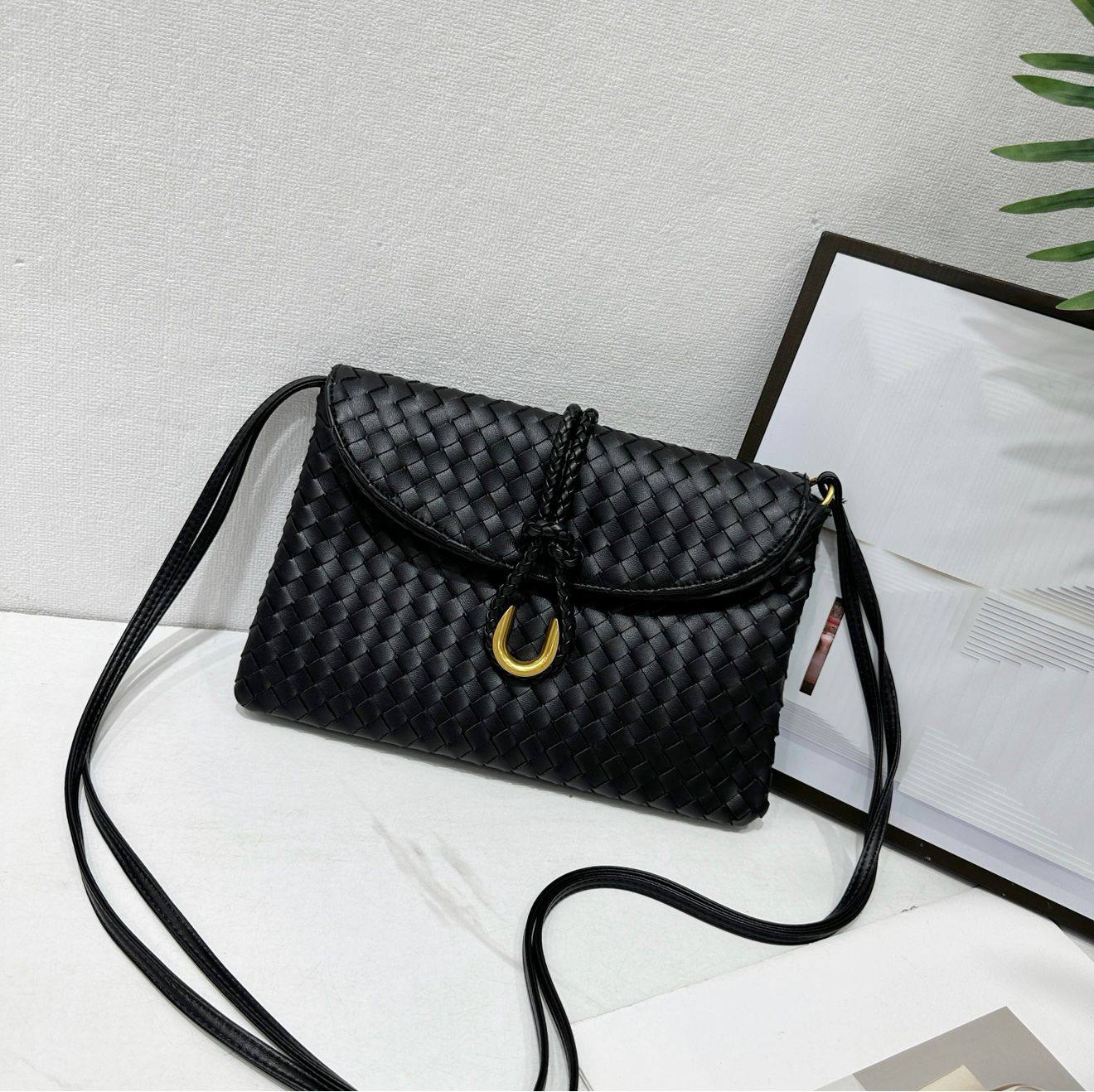 Bottega

95 dhs❣️ 
with box
🎁🎁🎁

Zain38
♥️♥️♥️