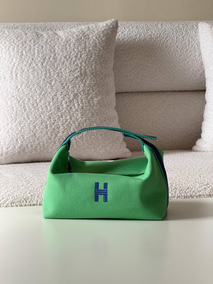 Hermes 24 and 21cm 💕master quality😍with box❤️
320 dhs🪙🌨️

Zain52
♥️♥️♥️