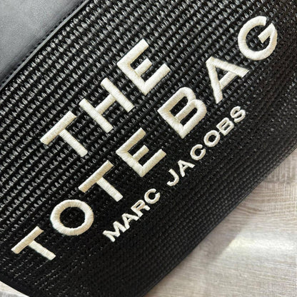 MARC JACOBS 
THE TOTE BAG NEW CAME 

GOOD QUALITY 
110 dhs🪙🖤

Zain39
♥️♥️♥️