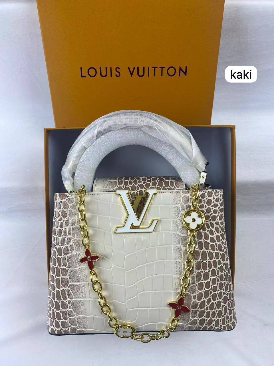 🌹 LV Capitalcines
1️⃣ First Quality +🎁
Size : 21 * 15 cm
100 dhs✅
with box🎁

Zain115
♥️♥️♥️