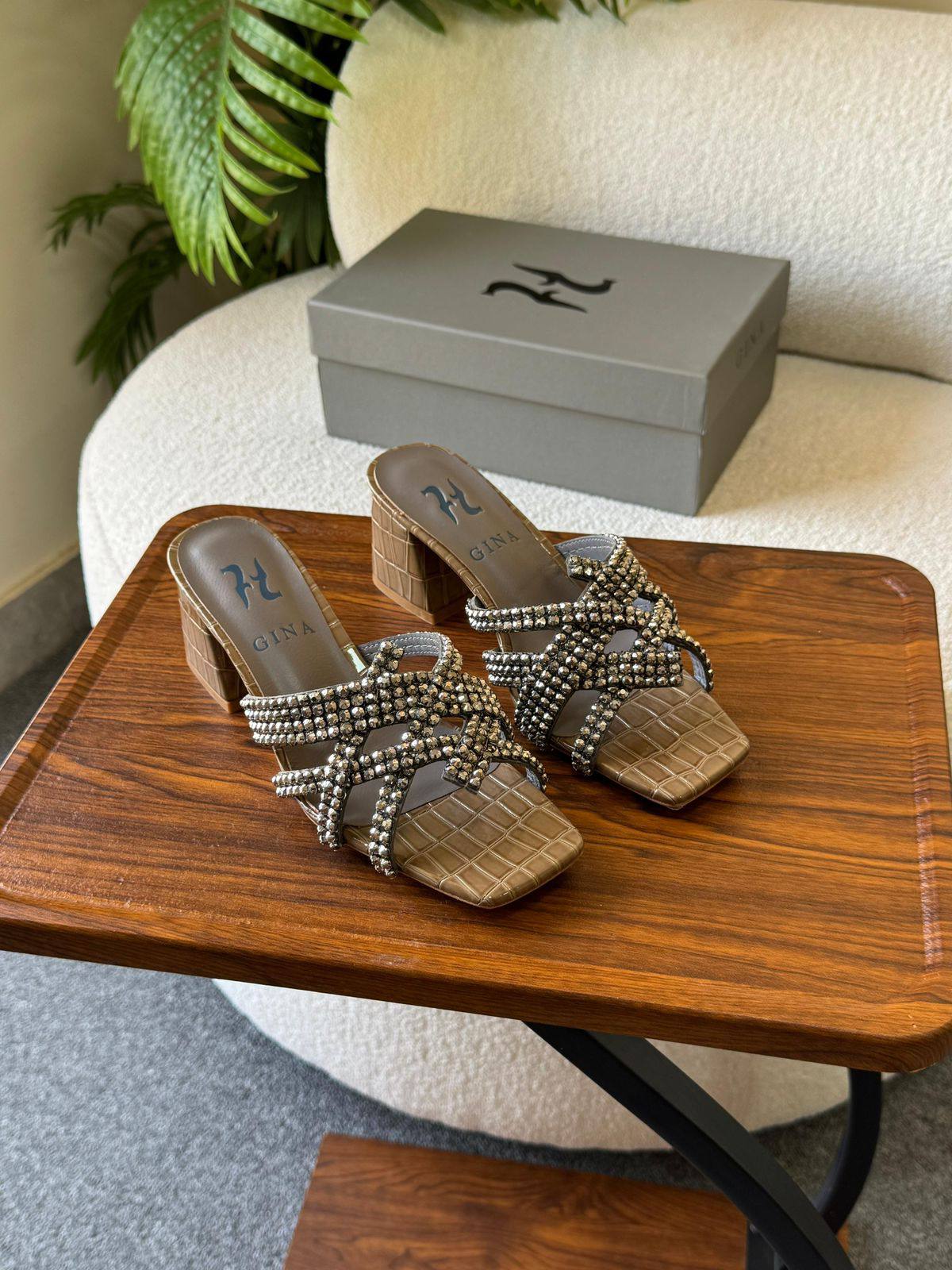 GINA 
SuperMaster Quality 💯
450 dhs❣️
Size: 36-41💥

Zain171
♥️♥️♥️