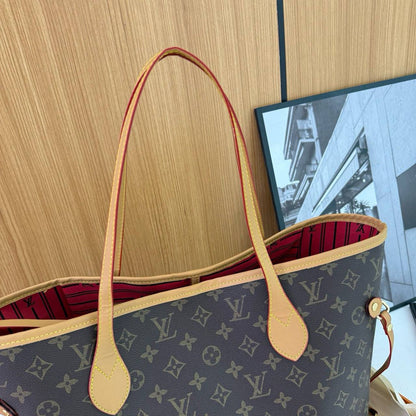 LV

90 dhs💓

43*33*29

with  box
🎁🎁🎁

Zain07
♥️♥️♥️