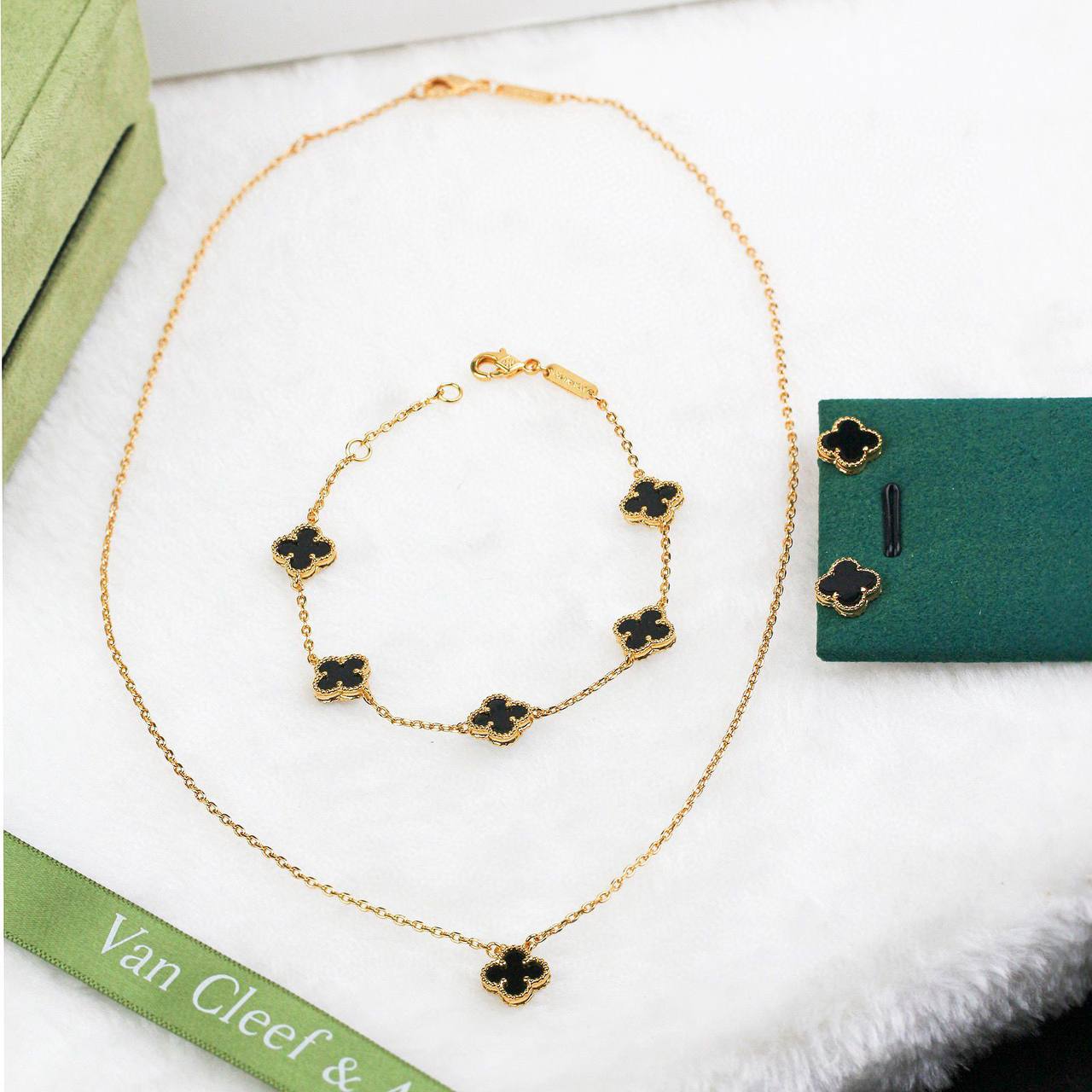 VCA
95 DHS💓
SET 💫✨
NECKLACE BRACELET EARRING WITH BOX AND PAPER BAG🎁🛍️

Zain89
♥️♥️♥️
