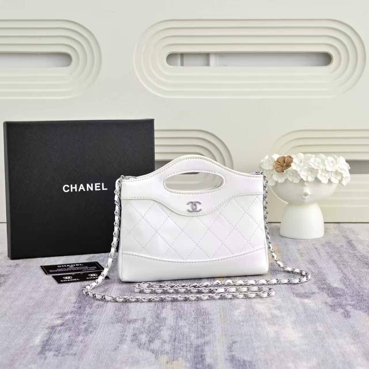 Chanel 
95 dhs✅
with box
size 20×3×14cm

Zain42
♥️♥️♥️