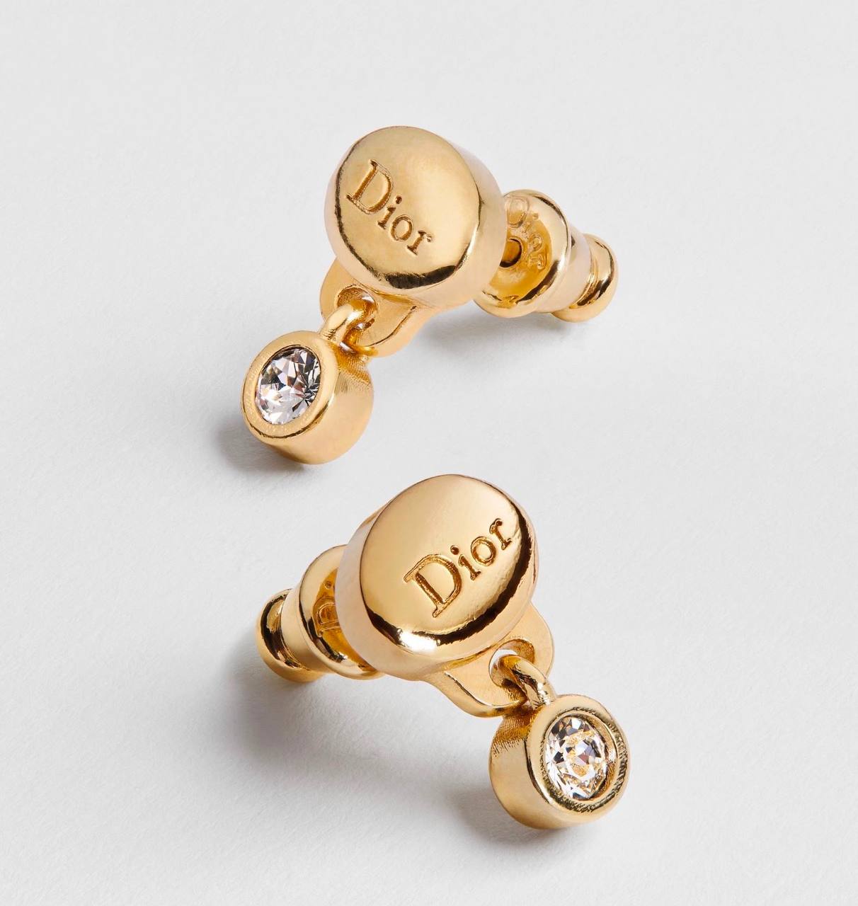 Dior❤️‍🔥*
Earring 🦋
Master quality 💯
With normal boxes 📦 
45 dhs✅
With master box 🗃️ 
60 dhs✅

Zain216
♥️♥️♥️