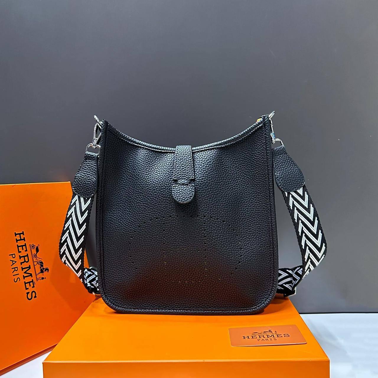 Hermes

25*24*12  cm

With box
🎁🎁🎁

80 dhs✅

Zain17
♥️♥️♥️