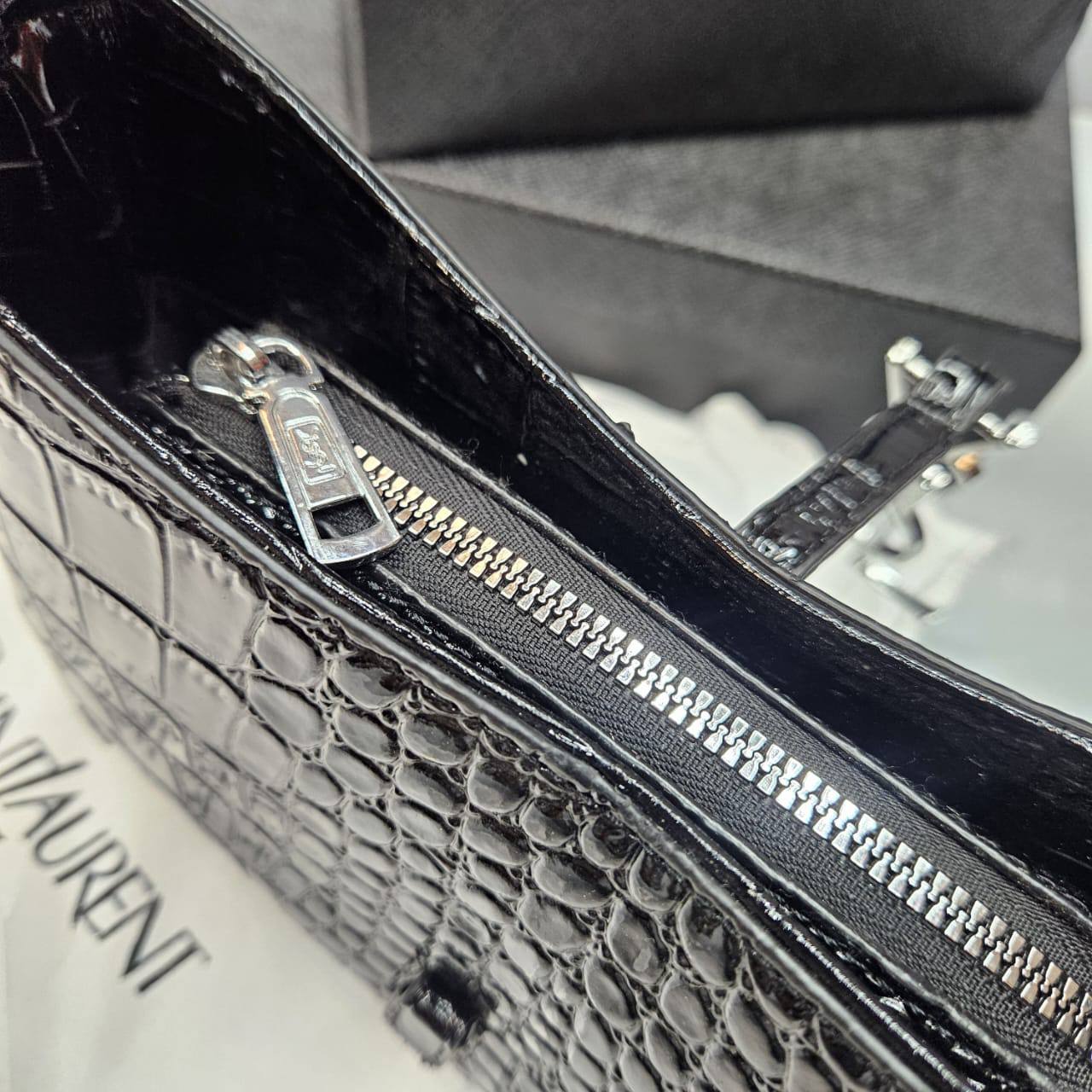 YSL - SAINT LAURENT
5A7 ᴄʀᴏᴄᴏᴅɪʟᴇ ʟᴇᴀᴛʜᴇʀ
sʜᴏᴜʟᴅᴇʀ ʜᴀɴᴅ ʙᴀɢ
sɪᴢᴇ: 23 cm

ᴡɪᴛʜ BOX
🎁🎁🎁

70 dhs🪙💚

Zain31
♥️♥️♥️