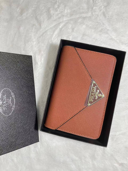 Prada 
With Box 
🎁🎁🎁

80 dhs✅

Zain250
♥️♥️♥️
