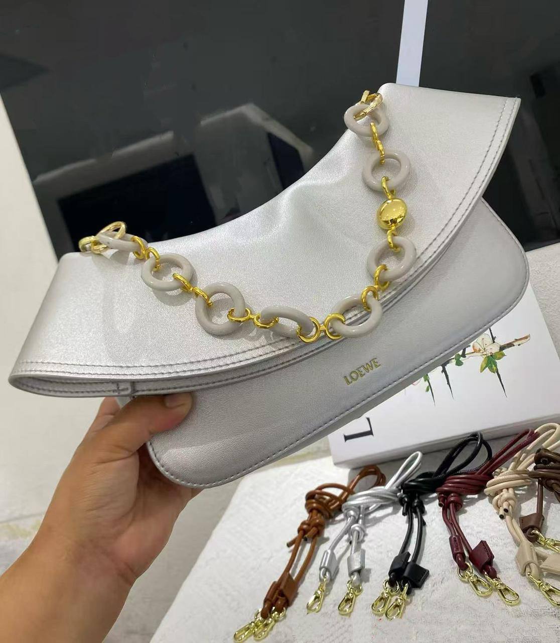 LOEWE 

COPY ONE NEW CAME 
WITH BOX 
🎁🎁🎁

155 dhs🪙🖤

Zain39
♥️♥️♥️