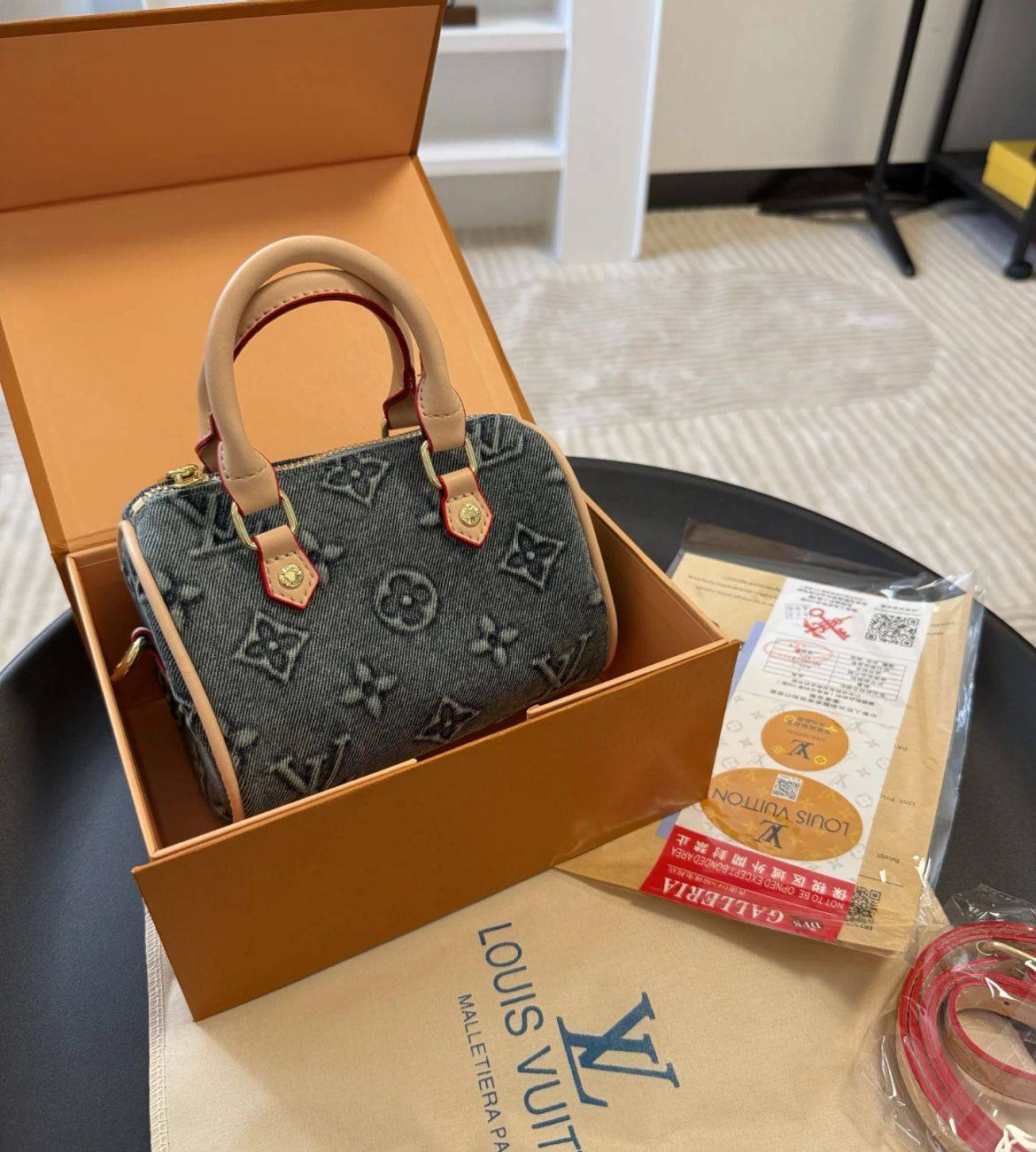 LV
90 dhs🗽

With box
🎁🎁🎁

Zain35
♥️♥️♥️
