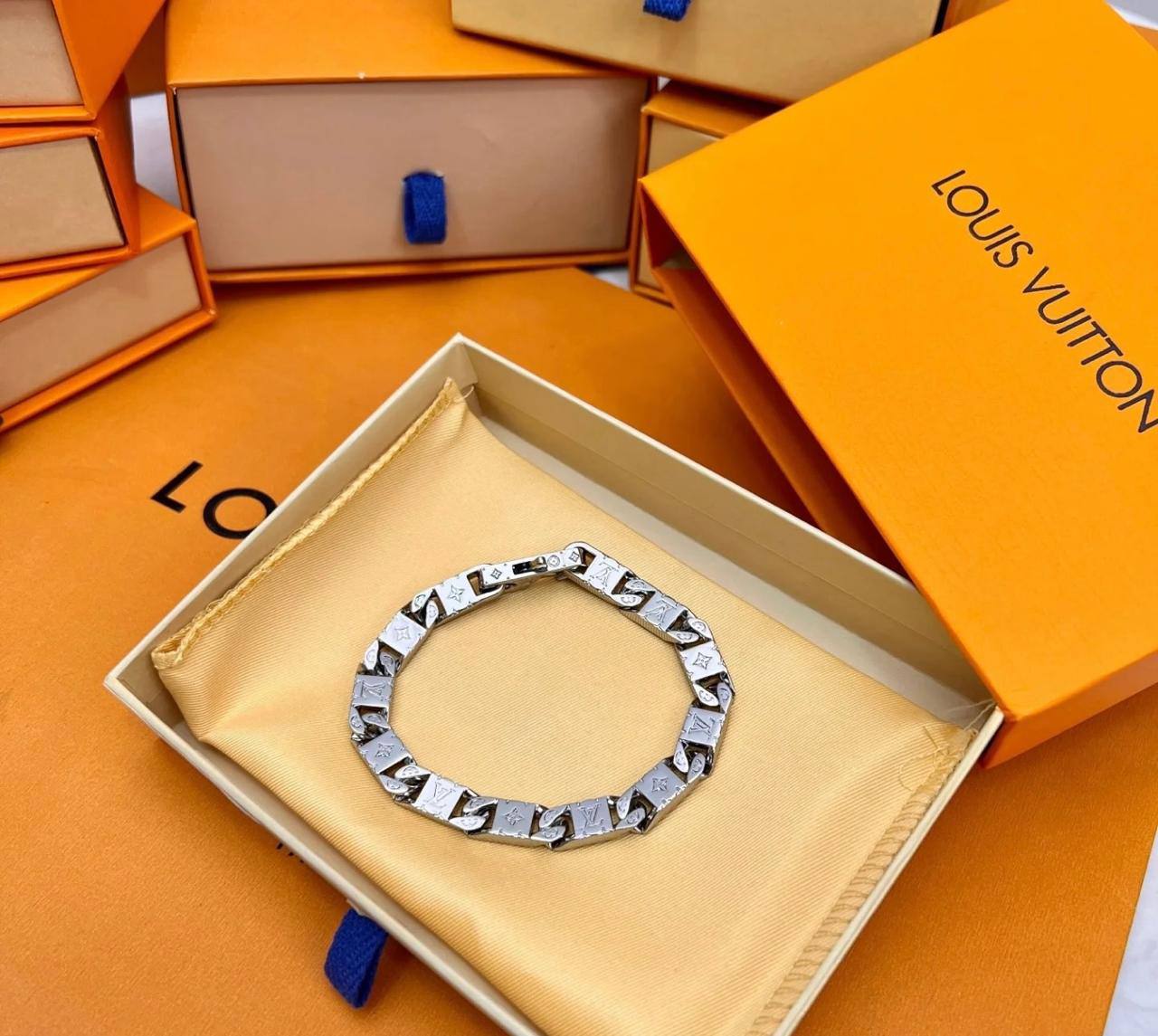 LV 
Master Bracelet 

90 dhs🪙🌨️

Zain32
♥️♥️♥️