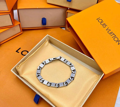 LV 
Master Bracelet 

90 dhs🪙🌨️

Zain32
♥️♥️♥️