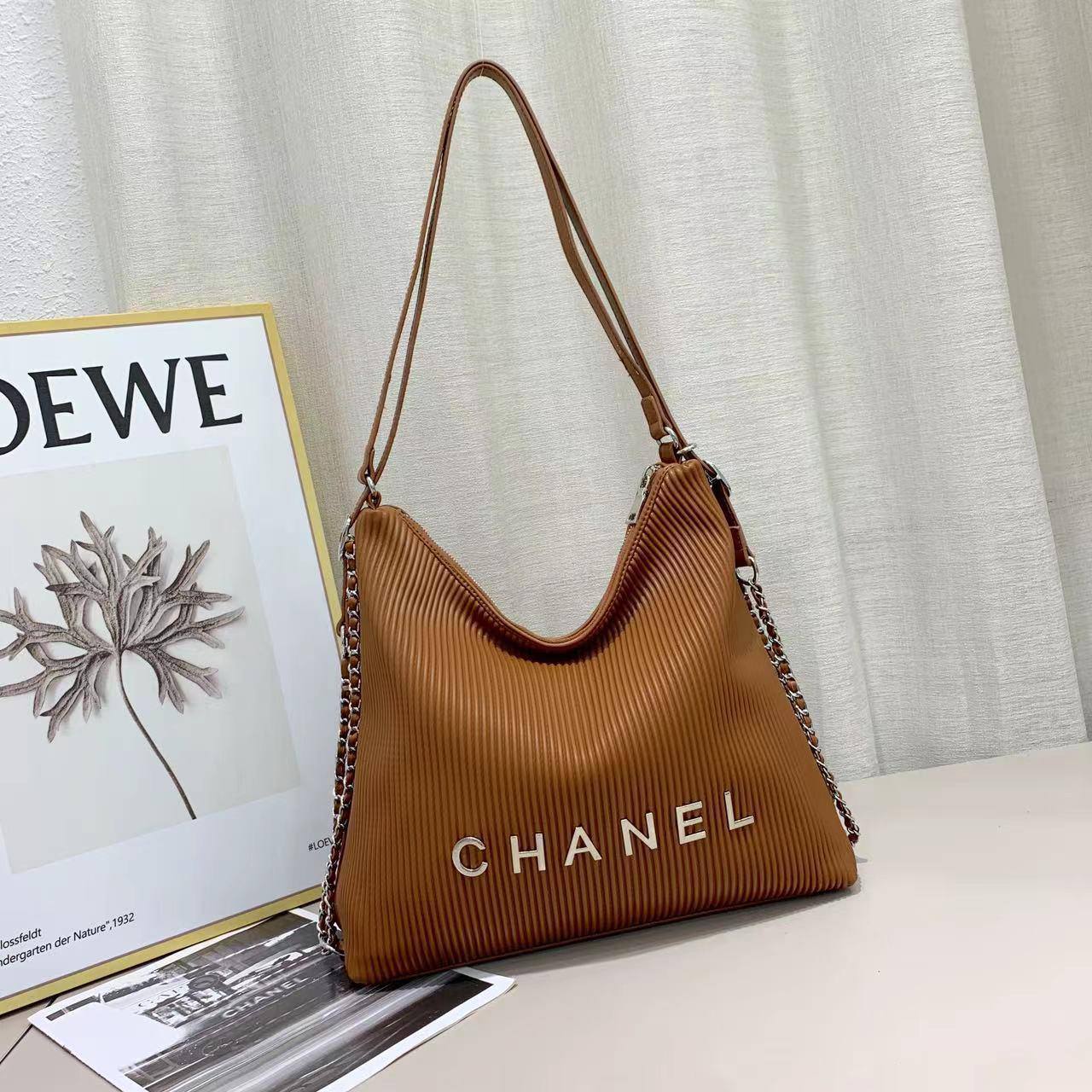 ❤️ Chanel Big
 1⃣️ First Quality 
Size : 34 * 25* 12  cm
95 dhs❣️

Zain115
♥️♥️♥️