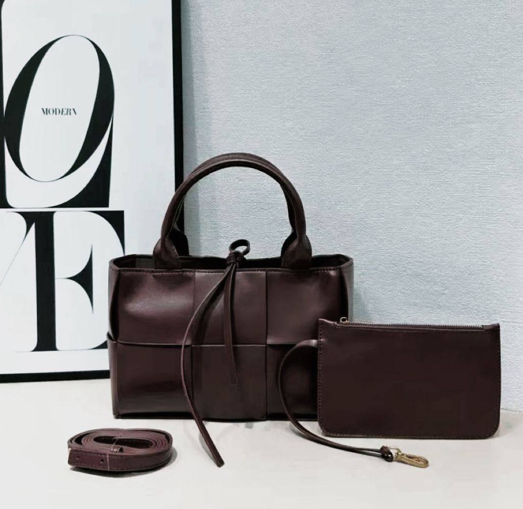 BOTTEGA 
GOOD QUALITY  

WITH BOX
🎁🎁🎁

110 dhs✅

Zain39
♥️♥️♥️