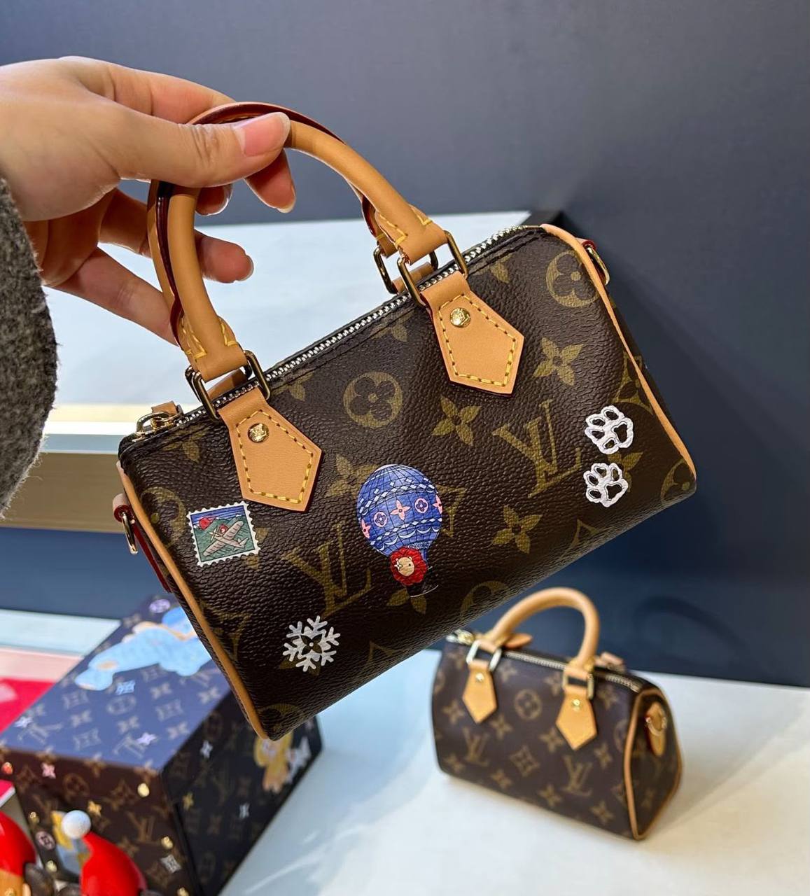 LV
size : 17cm 
100 dhs🇦🇪🇦🇪
With folding box🛍️ 

Zain148
♥️♥️♥️