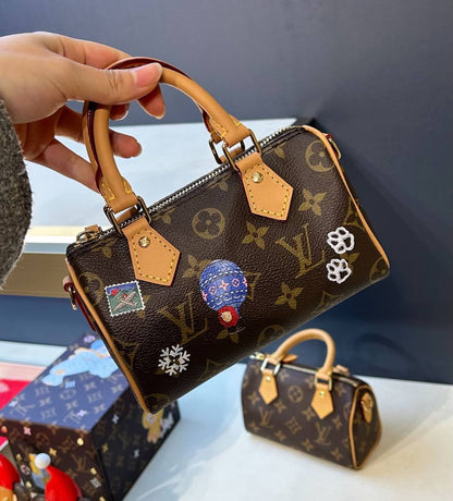 LV
size : 17cm 
100 dhs🇦🇪🇦🇪
With folding box🛍️ 

Zain148
♥️♥️♥️