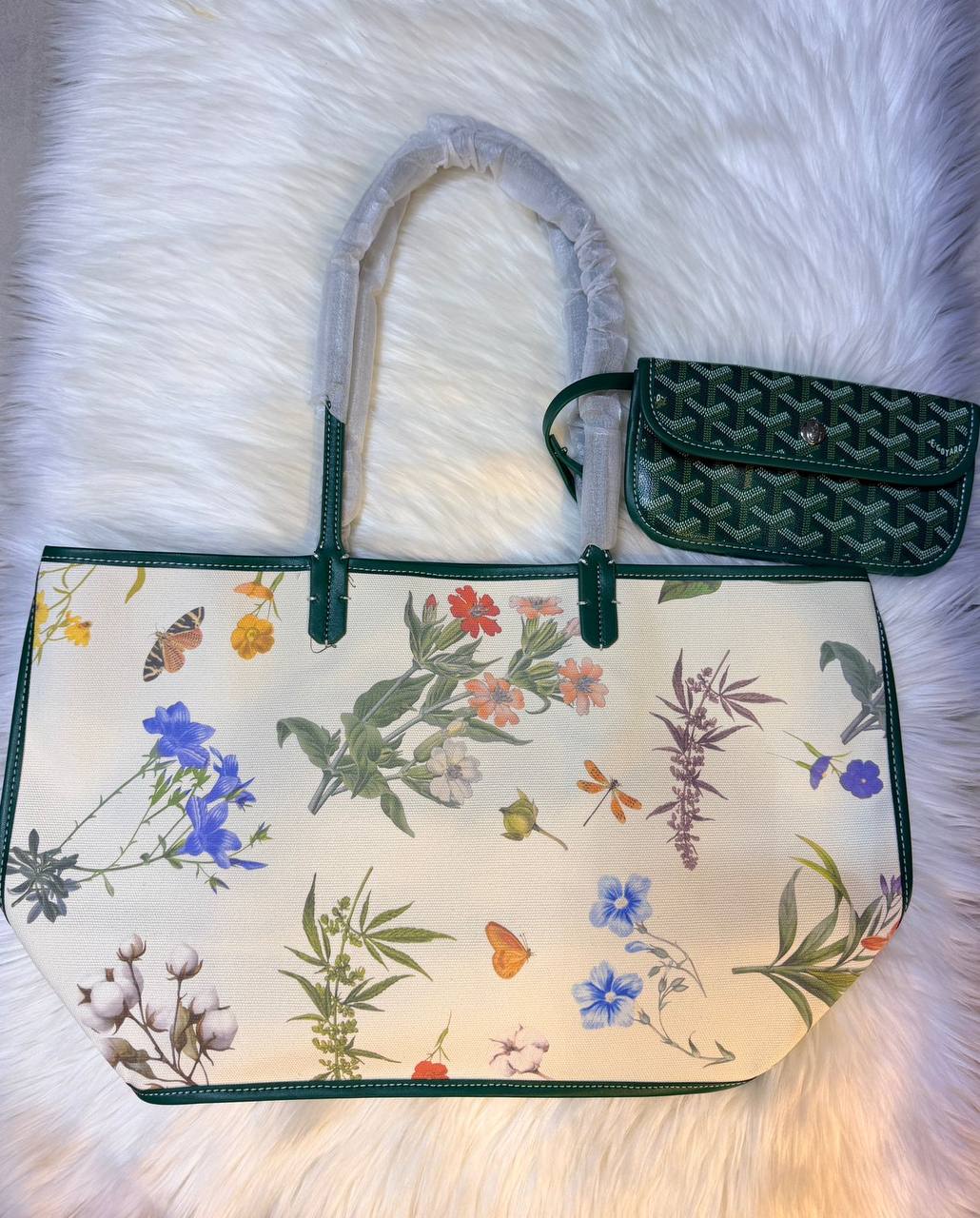 Goyard
reversible, high quality, 
size... 46* 28 cm 
95 dhs🇦🇪

Zain12
♥️♥️♥️