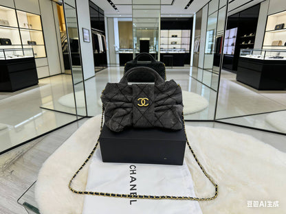 Chanel 25K butterfly bag
Size:25cm 
Magnetic box🎁

115 dhs❣️

Zain56
♥️♥️♥️