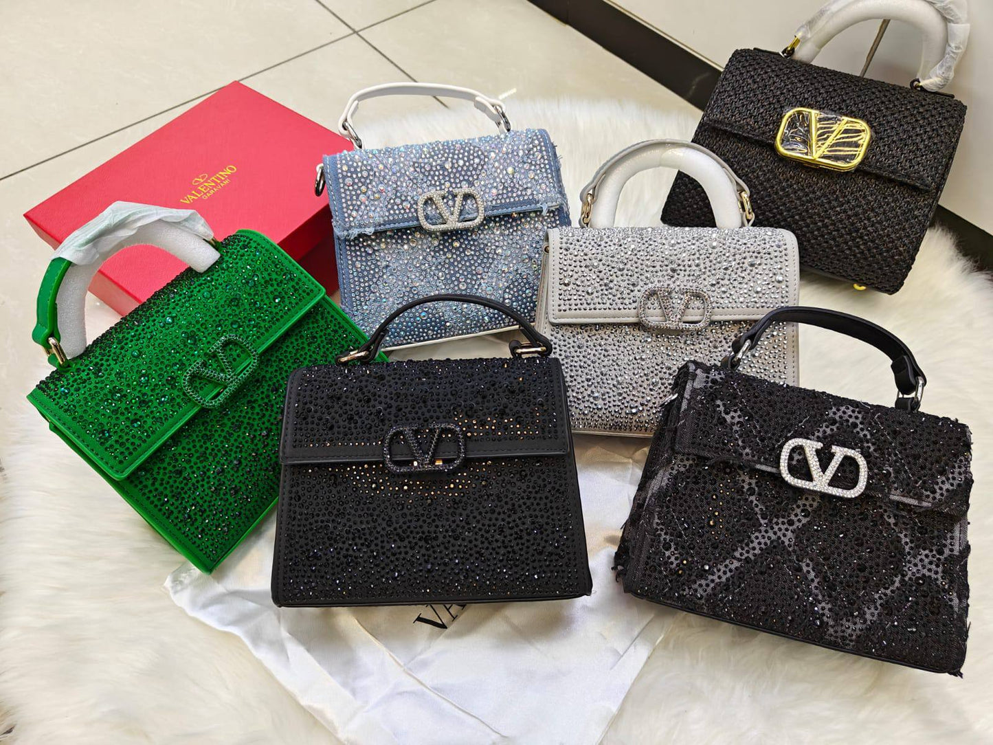 Valentino 

115 dhs❣️

with box
🎁🎁🎁

Zain157
♥️♥️♥️