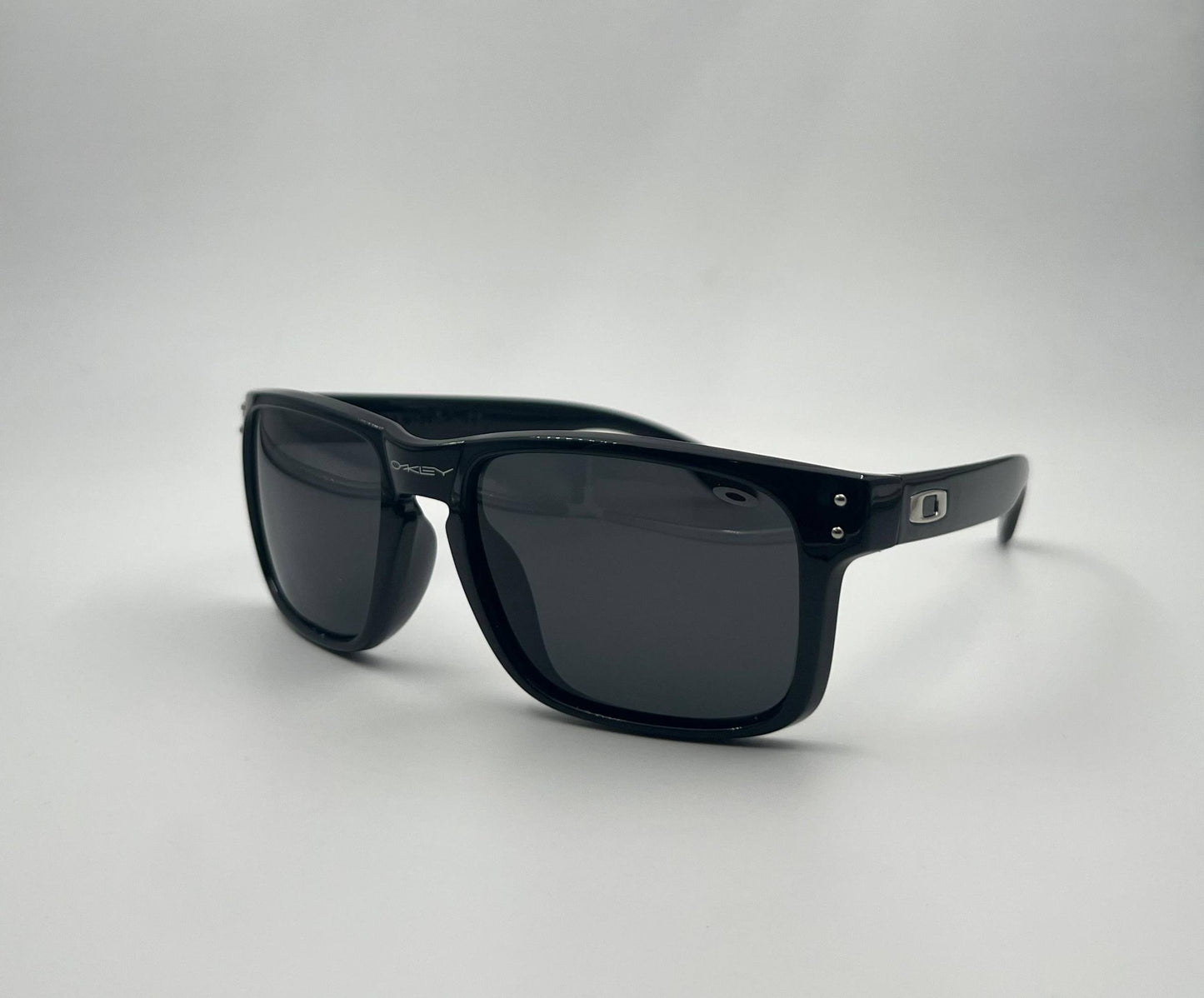 Oakley

Sunglasses 🕶️ 
good quality 💯
With master box 🗃️ 
50 dhs❣️

Zain273
♥️♥️♥️