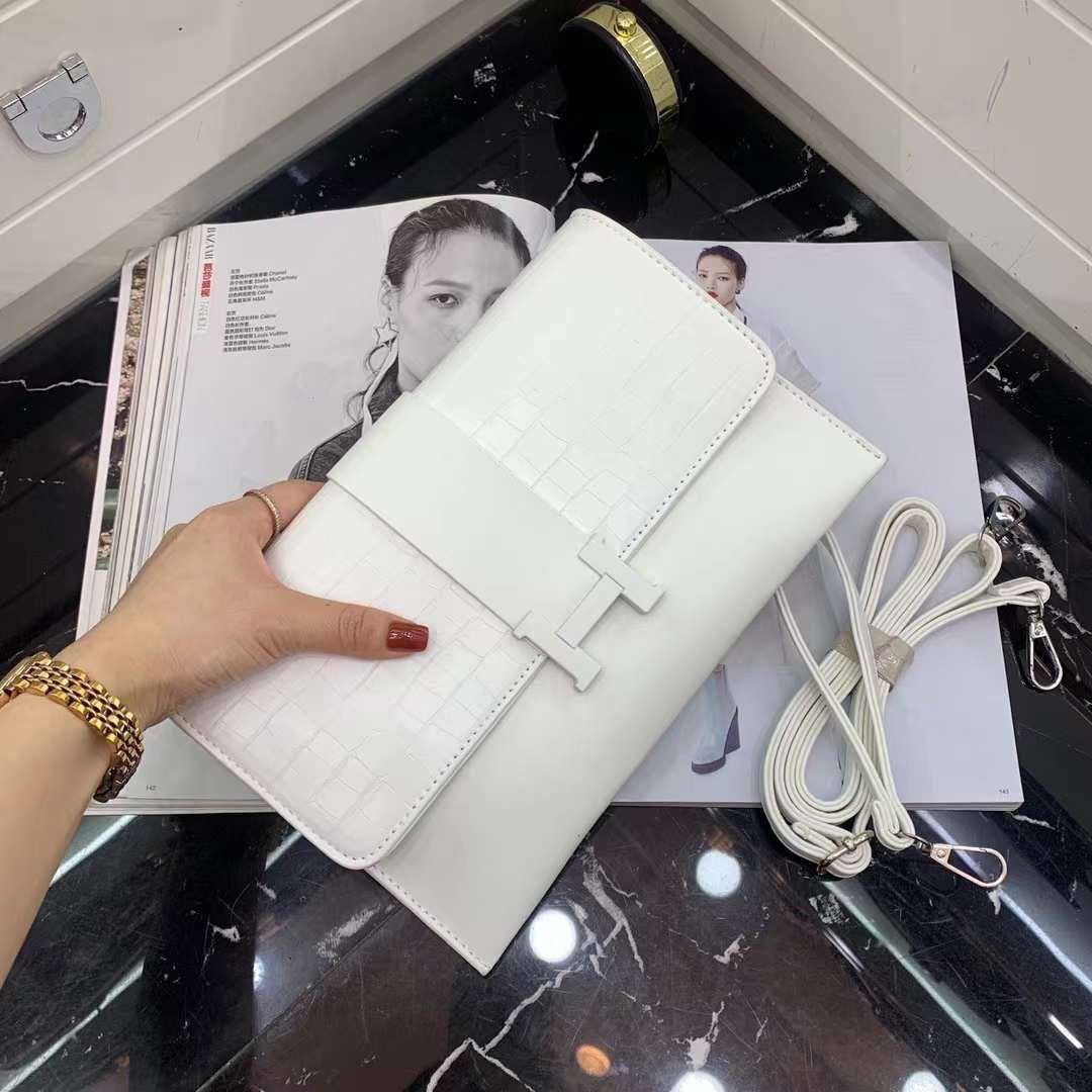 🎉  🎊 Clutch bag
Size : 26 *15 cm
45 dhs✅

Zain115
♥️♥️♥️