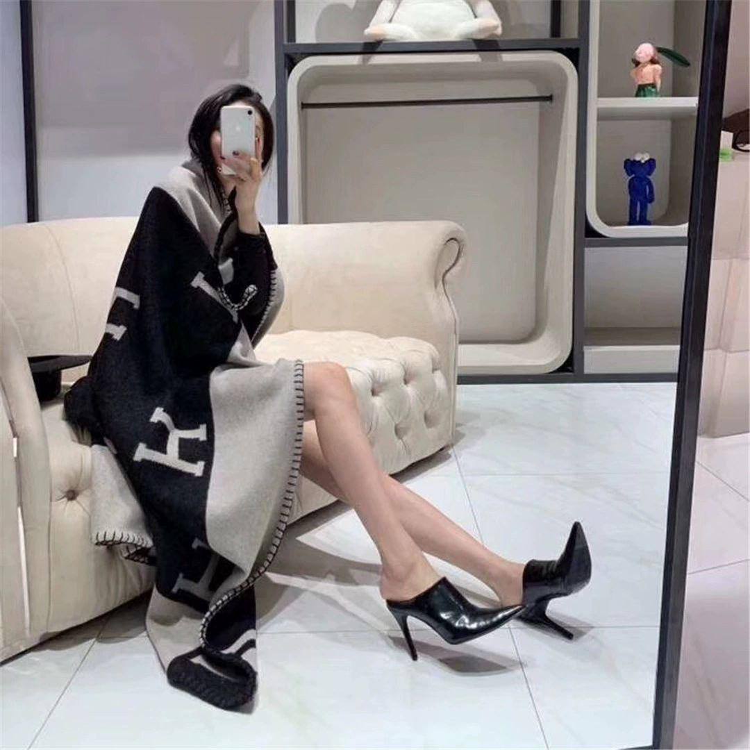 New collection 
Master 
Throw blanket in Merinos wool and cashmere (90%
rinos wool, 10% cashmere)
Size 135*170
👉🏽Blanket 
140 dhs🪙🌨️
👉🏽Pillows with feeling
80 dhs🪙🌨️

Zain99
♥️♥️♥️