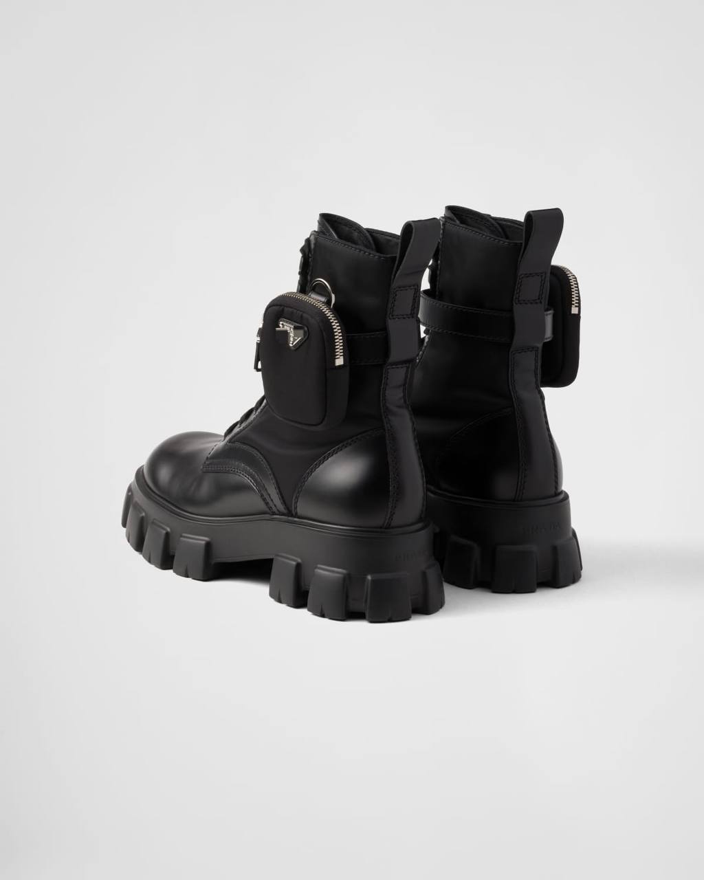 Prada
Size 36 to 40  
50 dhs✅

Zain27
♥️♥️♥️