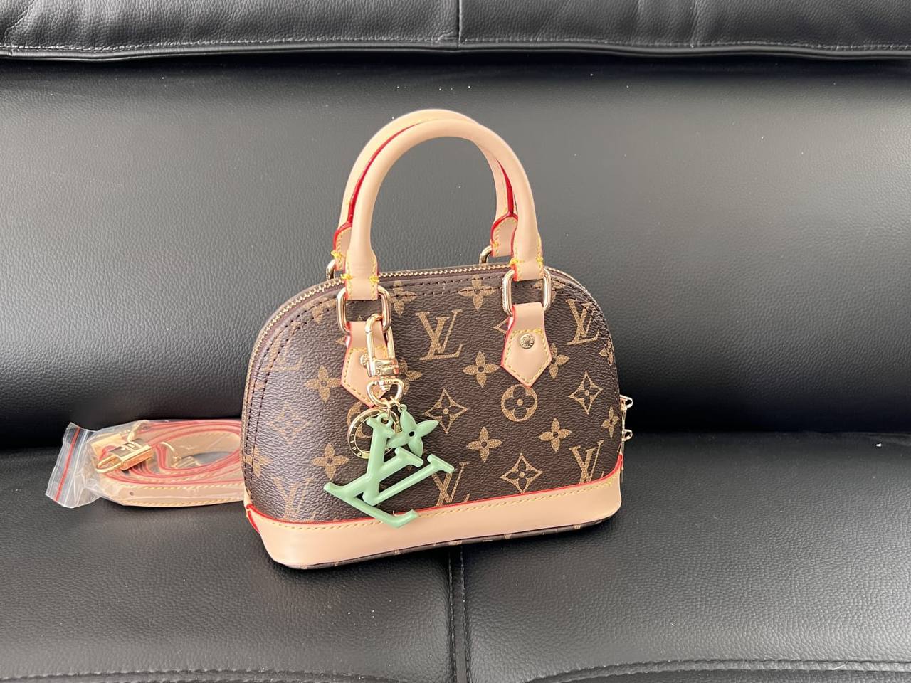 LV
110 dhs✅

With box 
🎁🎁🎁

high quality20cm

Zain26
♥️♥️♥️