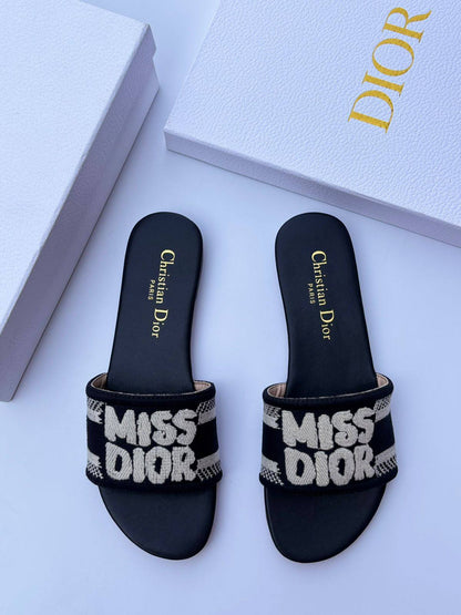 Dior slipper
100 dhs❣️
Size 36-42

Zain55
♥️♥️♥️