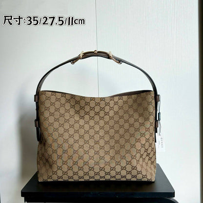 Gucci

 with box 
🎁🎁🎁

size:35×27.5×11cm  
125 dhs🗽

Zain114
♥️♥️♥️