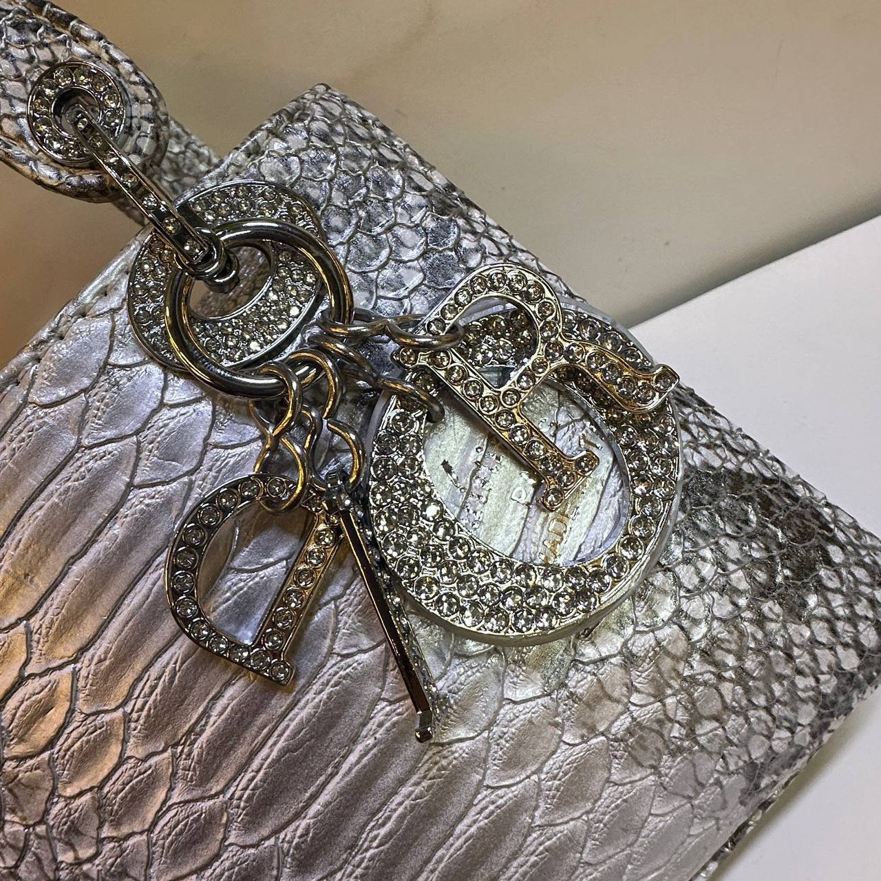 DIOR
HIGH QUALITY 
WITH BOX 
🎁🎁🎁

120 dhs✅

Zain295
♥️♥️♥️