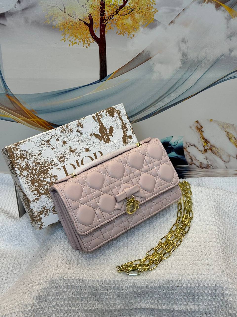 Dior 
Best quality 

with box’s🎁

120 dhs✅
size 21Cm

Zain290
♥️♥️♥️