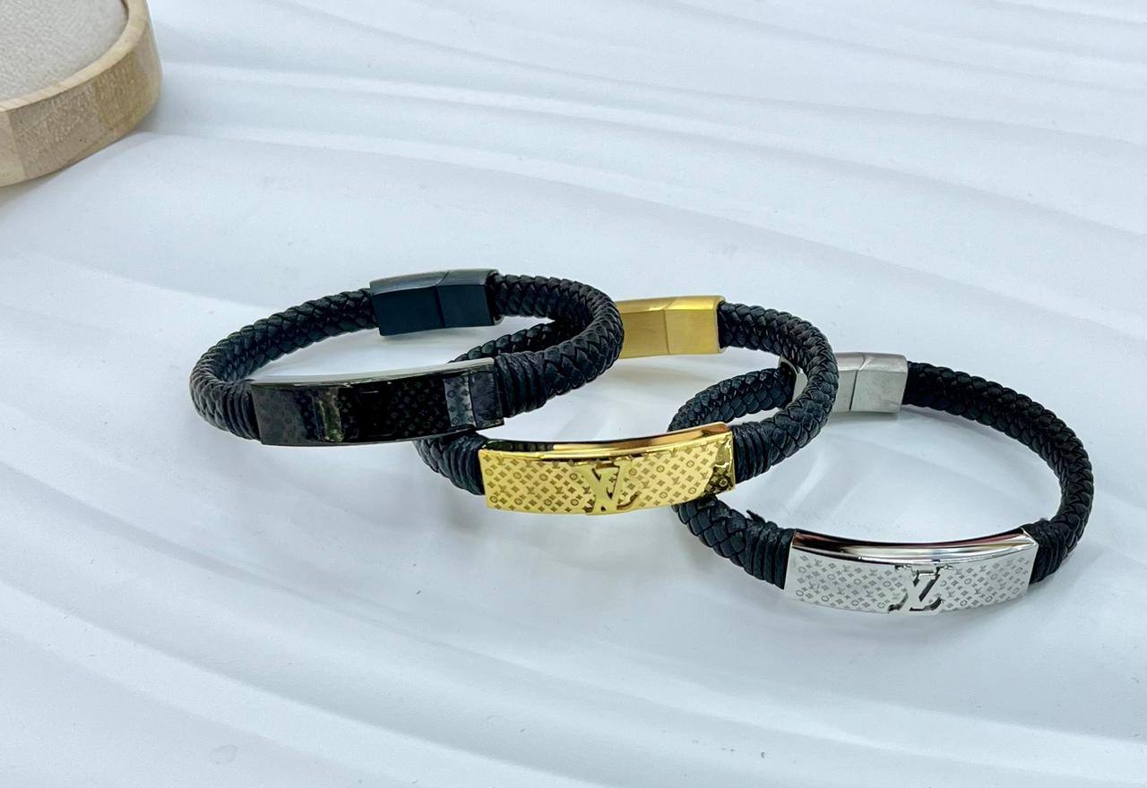 *Men leather Bracelet* 🪩
Good quality 

35 dhs🪙💕
normal box 📦

Zain48
♥️♥️♥️