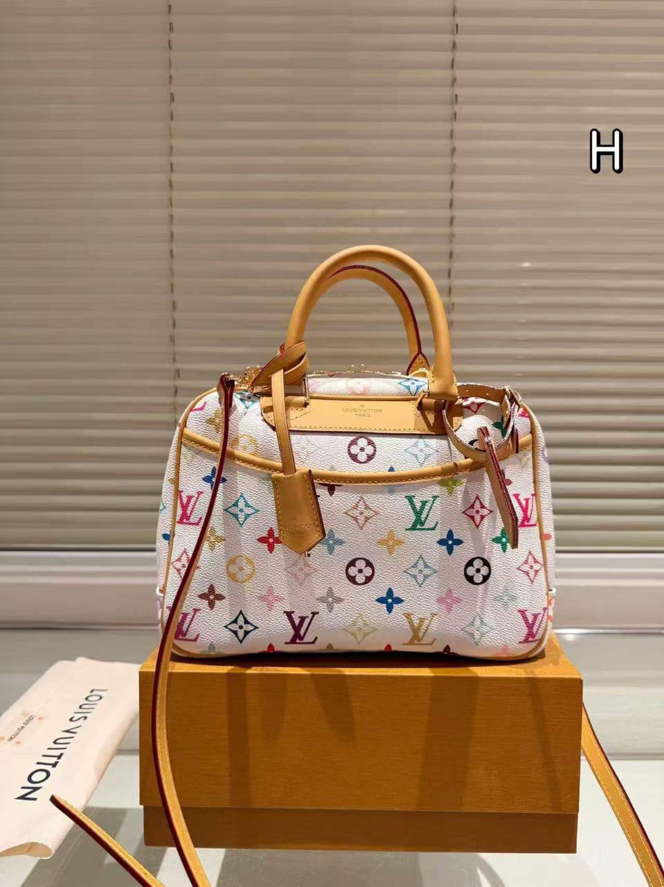 LV
Good Quality 
With Box 
🎁🎁🎁

115 dhs🪙🌨️

Zain250
♥️♥️♥️