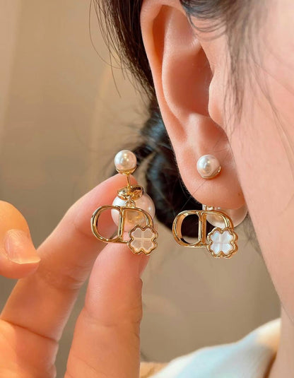 Dior❤️‍🔥*
Earring 🦋
Master quality 💯
With normal boxes 📦 
55 dhs✅
With master box 🗃️ 
65 dhs✅

Zain216
♥️♥️♥️