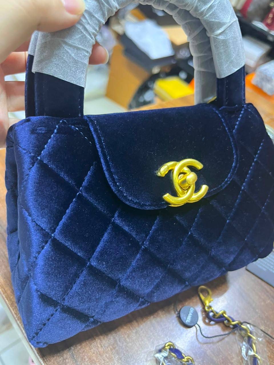 Chanel
100 dhs🇦🇪🇦🇪
with box
size 19×6×11cm

Zain42
♥️♥️♥️
